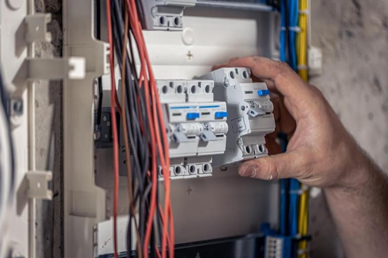Électricien à Gellainville, quand faire appel à un professionnel ?
